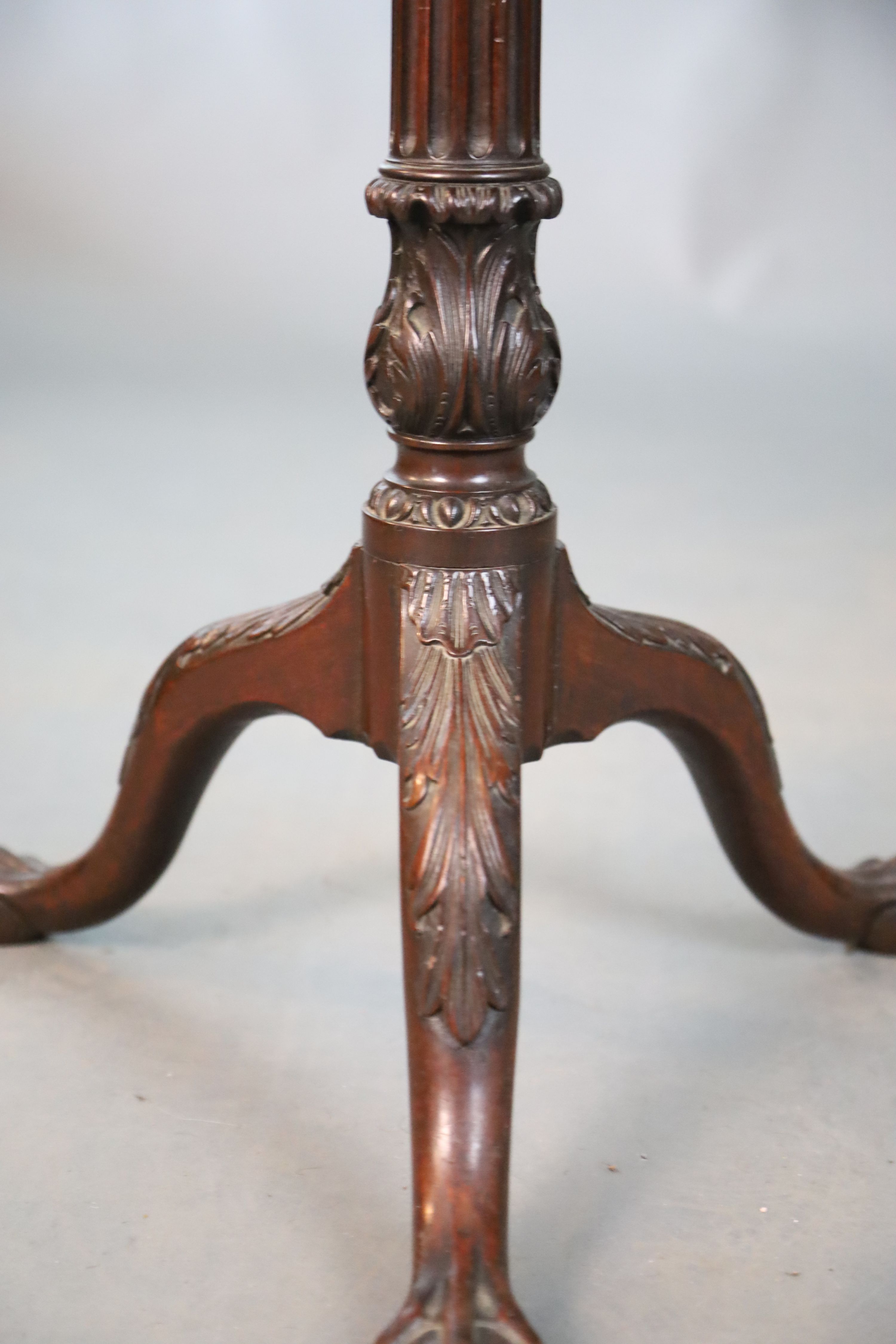 A George II mahogany wine table, top Diam.30.5cm H.56cm